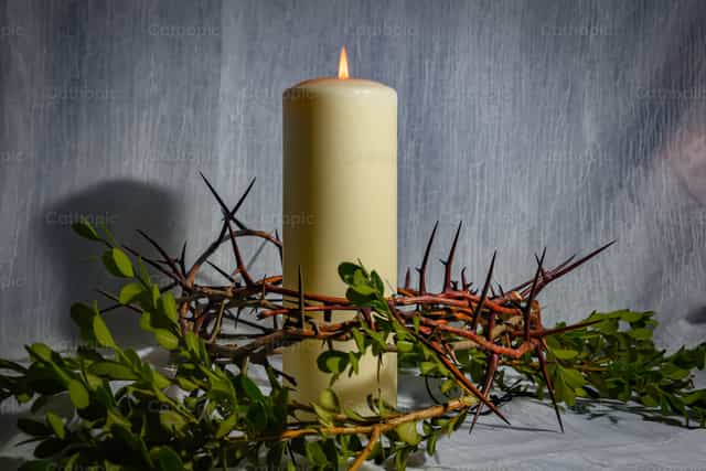 Couronne d’épines et bougie - Images catholiques de stock