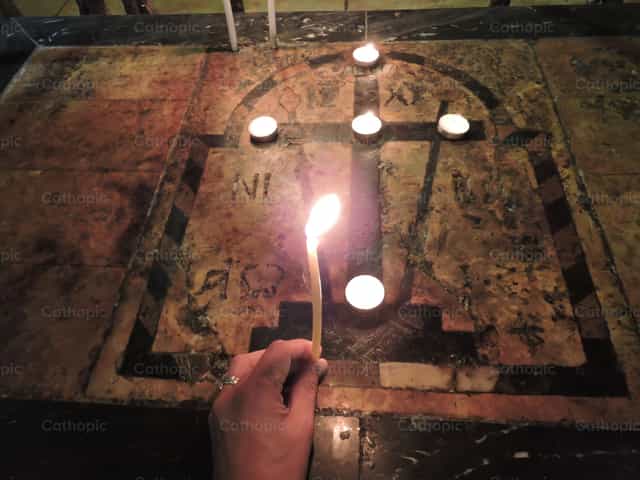 Velas encendidas sobre la cruz - Banco de imágenes católicas