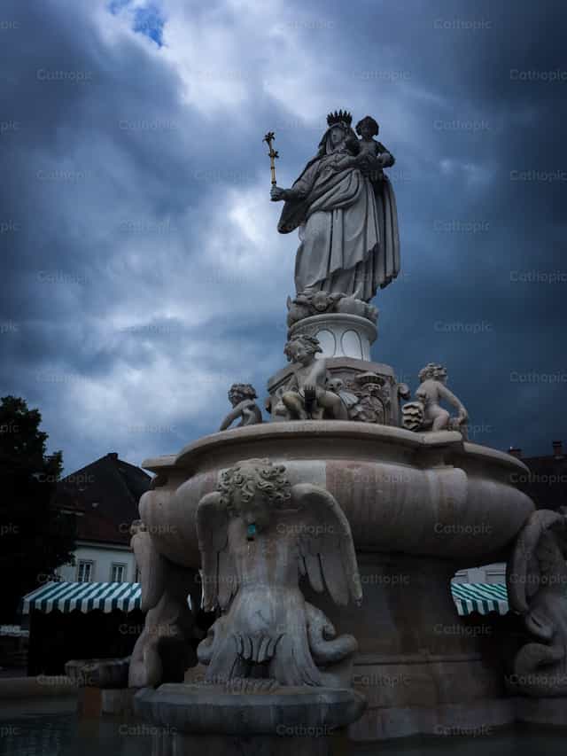 Königin aller Schöpfung - Katholische Stockfotos