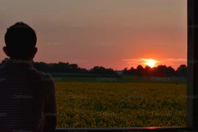 Contemplando o horizonte - Imagens católicas de stock