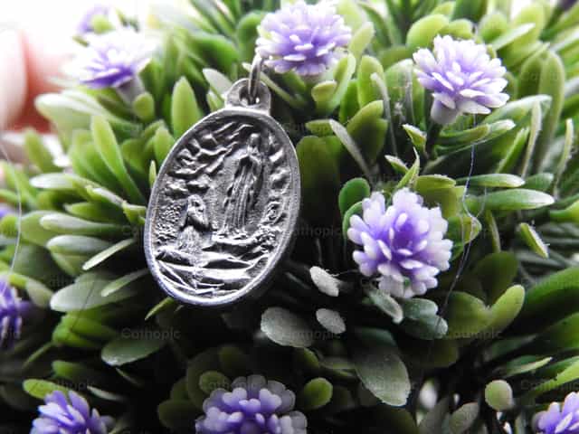Medalla de la Virgen de Lourdes - Banco de imágenes católicas - Fotografía por nohely