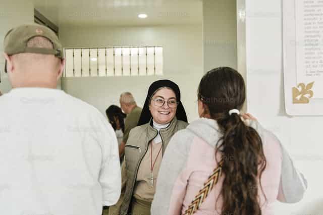 Hermana sonriendo - Banco de imágenes católicas - Fotografía por Carolina BR