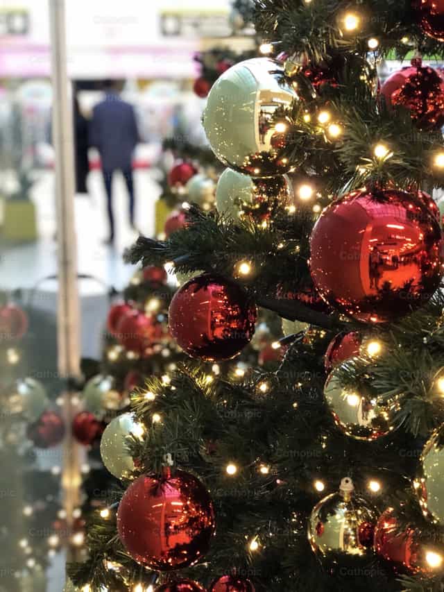 Lumières et ornements de sapin de Noël - Images catholiques de stock - Photo de @malenymedina