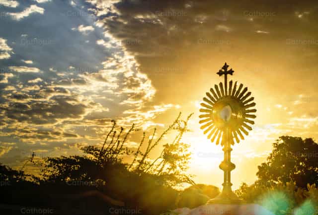 El Sol que se eleva desde lo alto - Banco de imágenes católicas