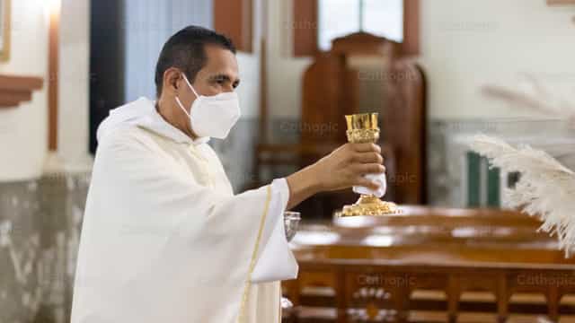 Priester weiht - Katholische Stockfotos