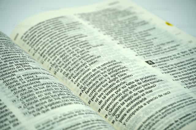 Biblia abierta con primer plano del texto - Banco de imágenes católicas - Fotografía por Fabián Pérez