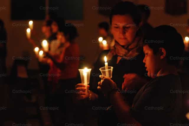 Veillée à la paroisse Saint-André - Images catholiques de stock
