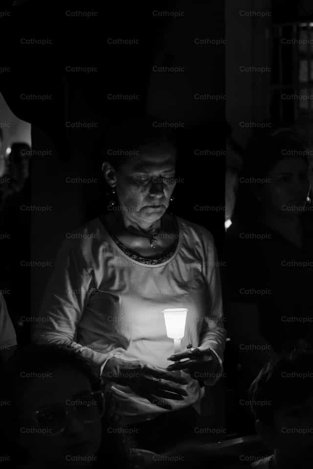 La luz entre las sombras - Banco de imágenes católicas
