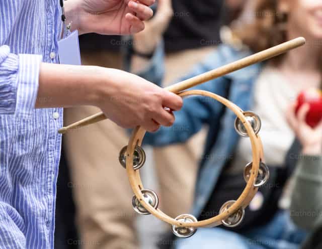 Músico tocando la pandereta durante un concierto callejero - Banco de imágenes católicas - Fotografía por Antonio Gravante