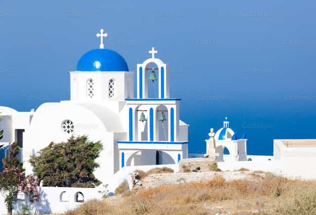 Santorini, iglesia con cúpula azul - Banco de imágenes católicas
