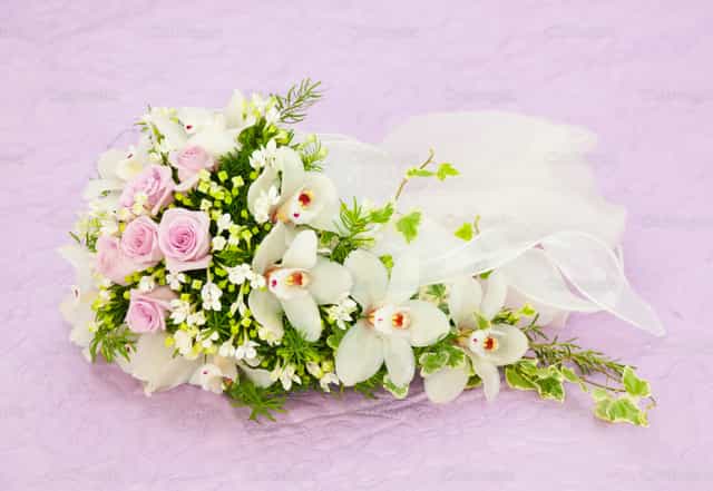 Ramo de rosas rosas y orquídeas blancas - Banco de imágenes católicas - Fotografía por Antonio Gravante