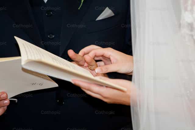 Pareja de recién casados cogidos de la mano - Banco de imágenes católicas - Fotografía por Antonio Gravante