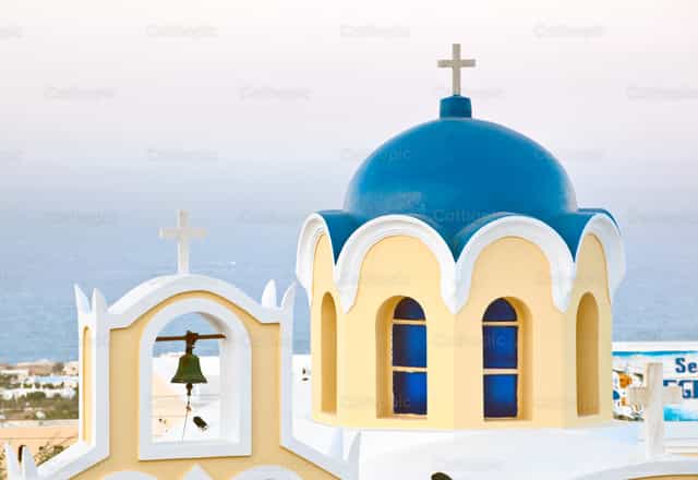Cúpula azul tradicional en Santorini - Banco de imágenes católicas - Fotografía por Antonio Gravante