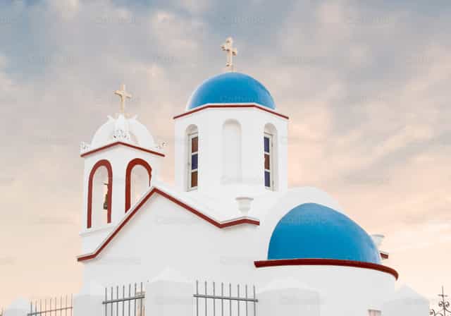 Cúpula azul tradicional en Santorini - Banco de imágenes católicas - Fotografía por Antonio Gravante