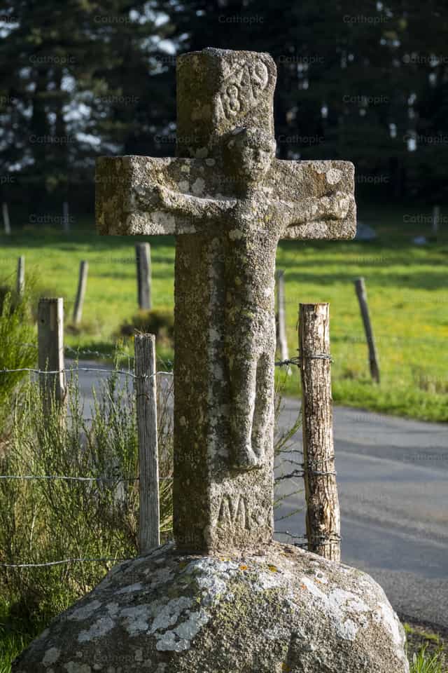 Francia - Cruz cristiana al borde de la carretera - Banco de imágenes católicas - Fotografía por Joan Sutter