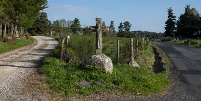 Cruz cristiana al borde de la carretera - Banco de imágenes católicas - Fotografía por Joan Sutter