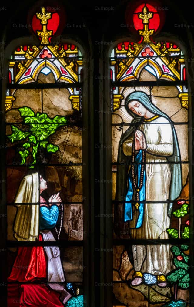 A Aparição de Nossa Senhora de Lourdes - Imagens católicas de stock - Foto de Joan Sutter