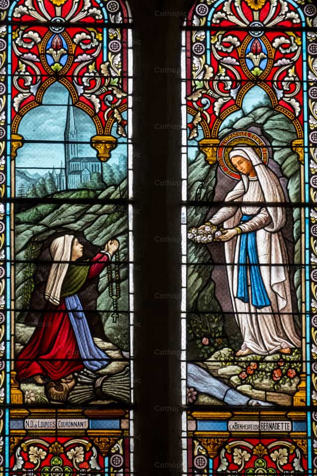 A Aparição de Nossa Senhora de Lourdes - Imagens católicas de stock - Foto de Joan Sutter