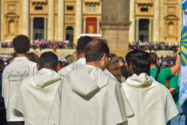Monjes durante el Funeral del Papa Francisco - Banco de imágenes católicas - Fotografía por Samuel Rufini