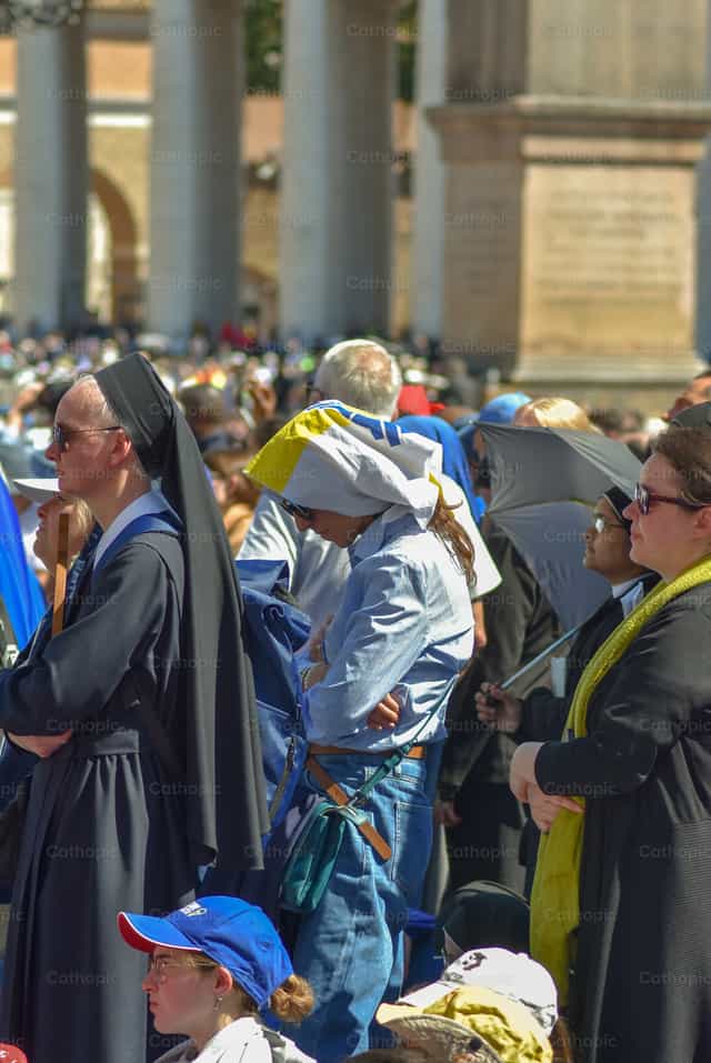 Jovenes orando - Banco de imágenes católicas - Fotografía por Samuel Rufini