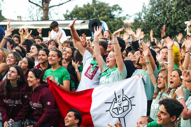 Adolescentes en el jubileo - Banco de imágenes católicas - Fotografía por Joseph Macnaught