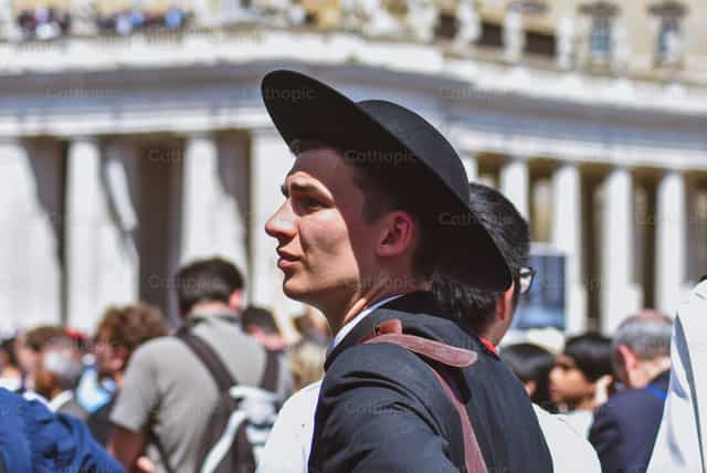 Sacerdote Jovem - Imagens católicas de stock