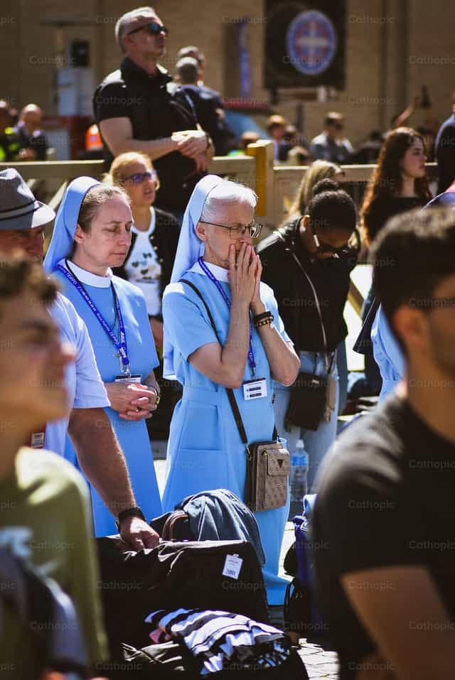 Rezando por el Papa - Banco de imágenes católicas - Fotografía por Samuel Rufini