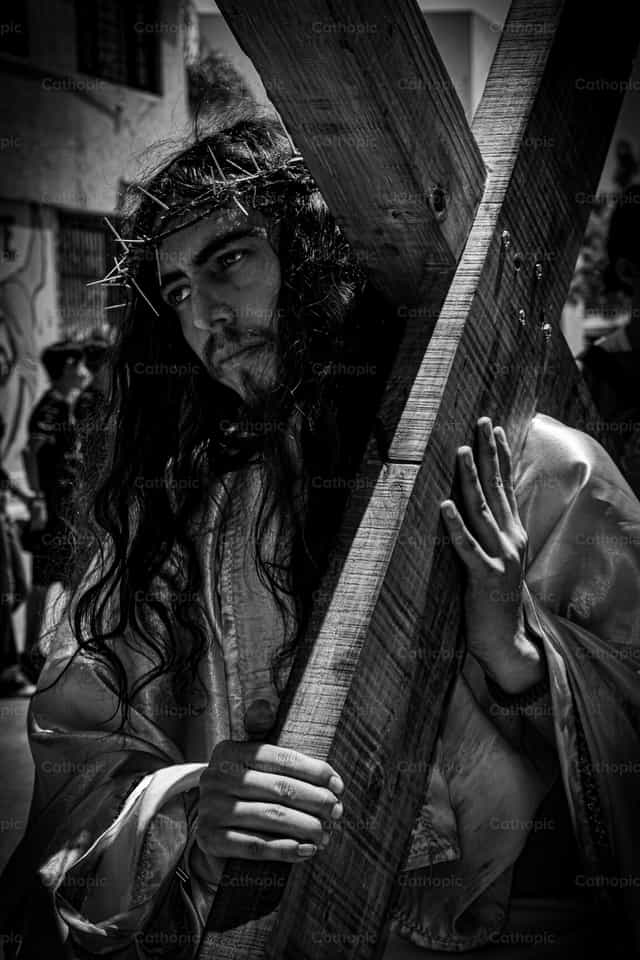 Cristo carga la cruz - Banco de imágenes católicas - Fotografía por David Navarro Rodríguez