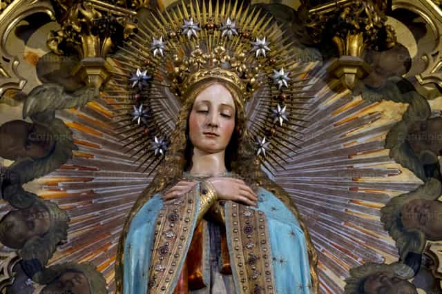 Virgen María coronada - Banco de imágenes católicas - Fotografía por Joan Sutter
