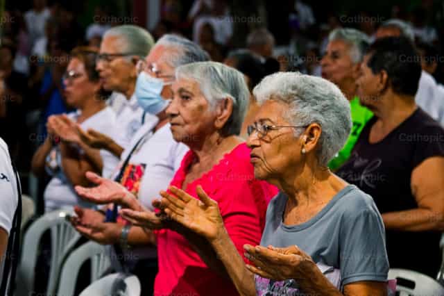 En mi vejez adorando a Dios - Banco de imágenes católicas - Fotografía por Miguel White