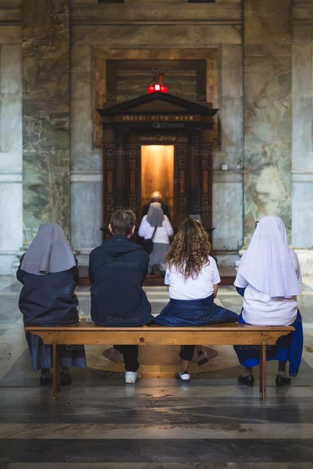 Confesión en la Basílica de San Pablo, Roma - Banco de imágenes católicas