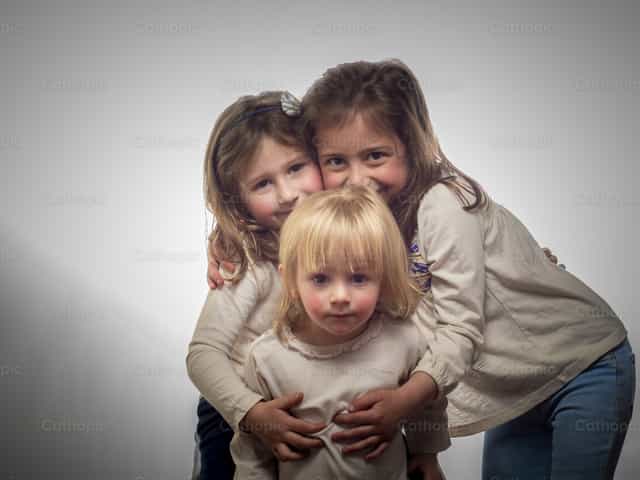 Tres hermanas unidas - Banco de imágenes católicas