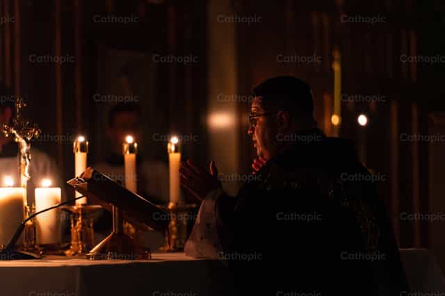 Misa a la luz de las velas - Banco de imágenes católicas
