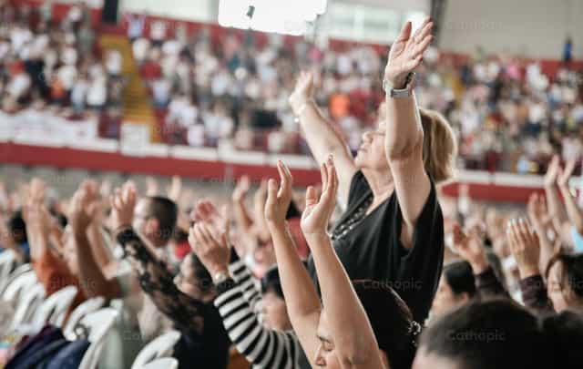 Praise - Catholic stock images - Photo by Carolina BR