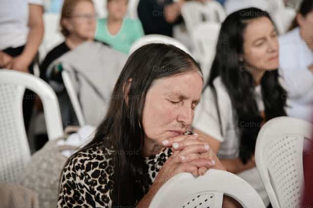 Oración en silencio - Banco de imágenes católicas - Fotografía por Carolina BR
