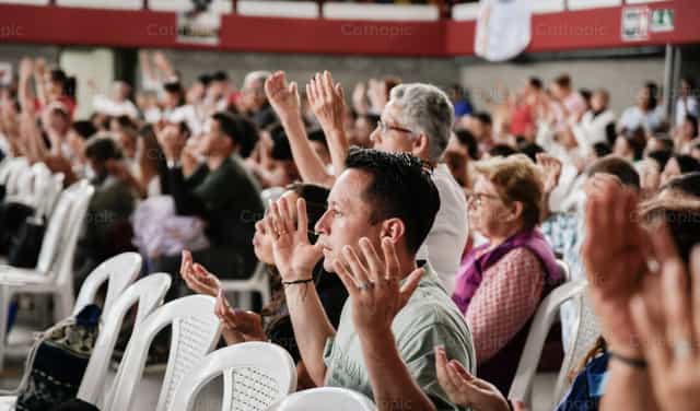 Comunidad en oración - Banco de imágenes católicas - Fotografía por Carolina BR