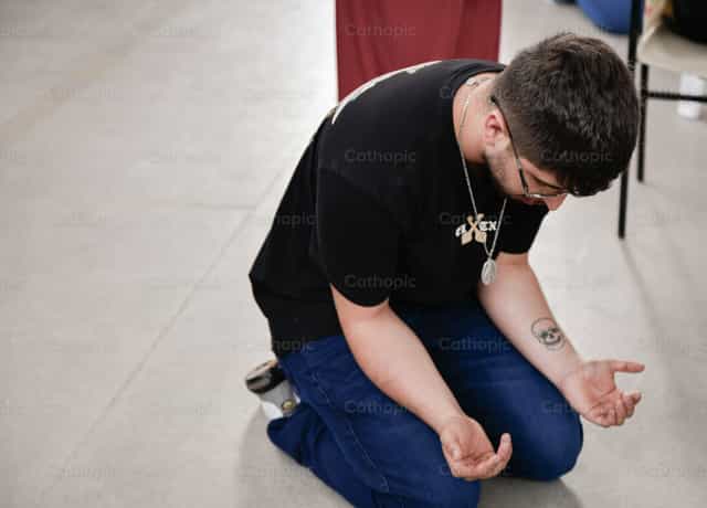 De rodillas y en oración - Banco de imágenes católicas - Fotografía por Carolina BR