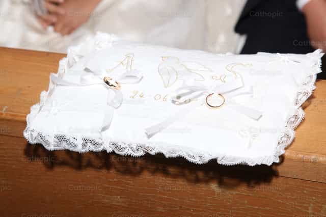 Almofada para alianças de casamento branca bordada com pombas - Imagens católicas de stock