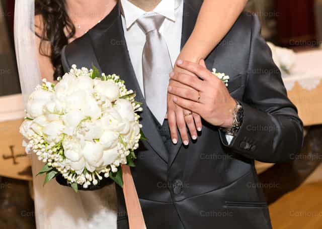 Married couple with bouquet of peonies - Catholic stock images - Photo by Antonio Gravante