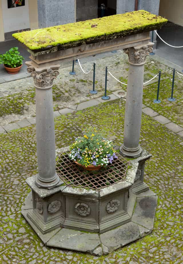 Ancient cloister in stone - Catholic stock images - Photo by Antonio Gravante