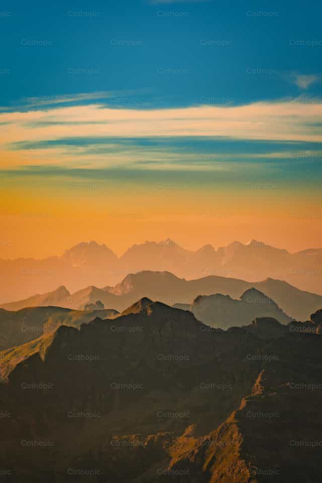 Paisagem montanhosa com filtro laranja - Imagens católicas de stock