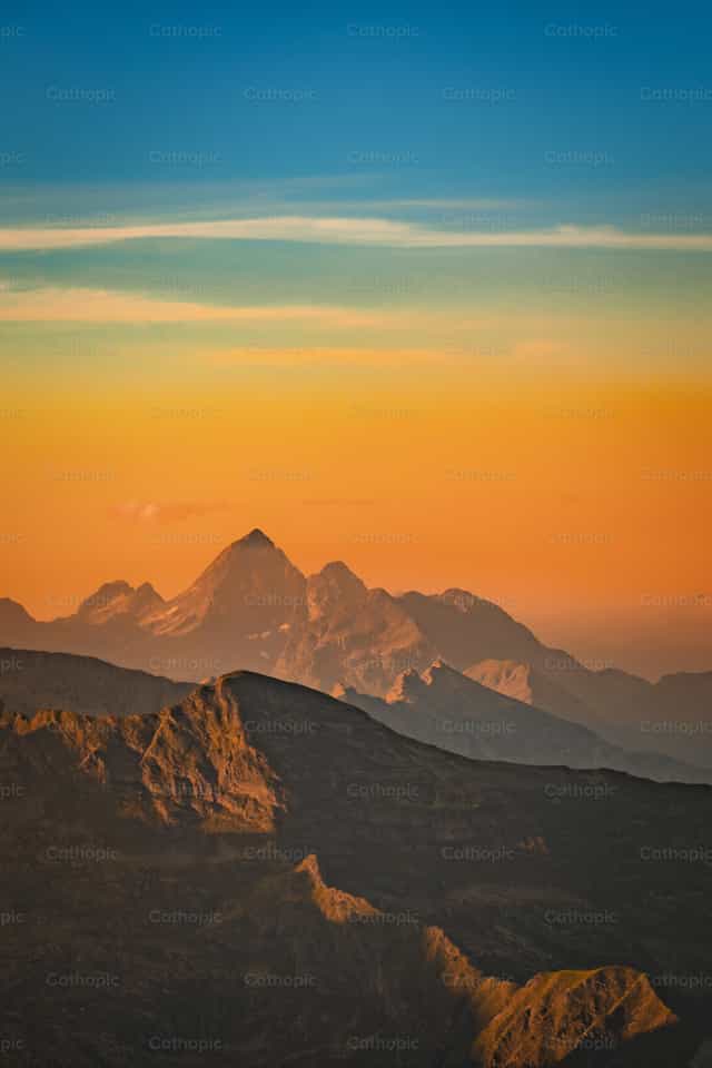 Panorama de montanha com filtro laranja - Imagens católicas de stock - Foto de Michelangelo Oprandi