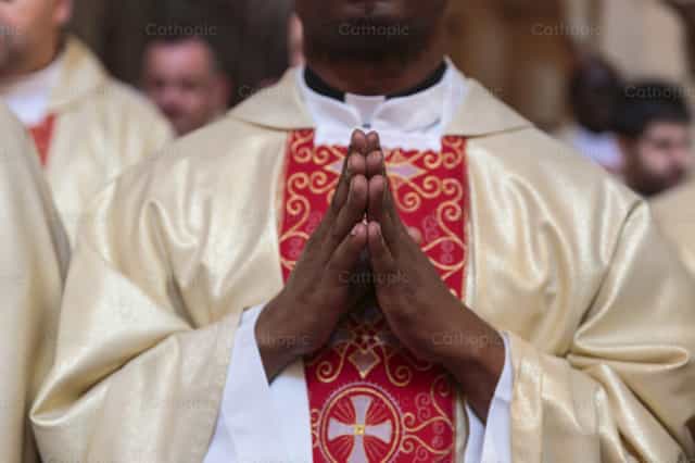 Manos de sacerdote africano durante una misa - Banco de imágenes católicas - Fotografía por Diócesis de Córdoba