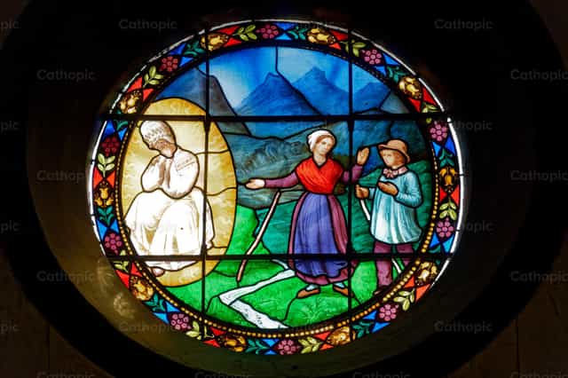 Nuestra Señora de La Salette a los dos pastorcitos - Banco de imágenes católicas - Fotografía por Joan Sutter
