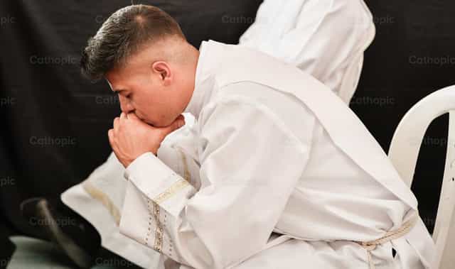 Recollection in prayer - Catholic stock images - Photo by Carolina BR
