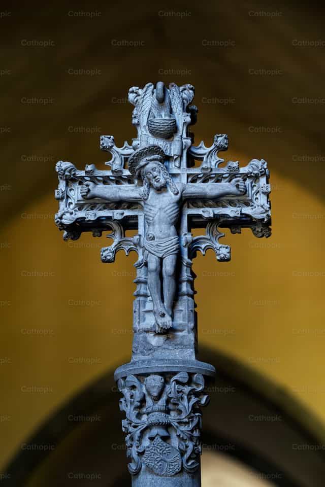 Jesucristo crucificado en la cruz - Banco de imágenes católicas - Fotografía por Joan Sutter