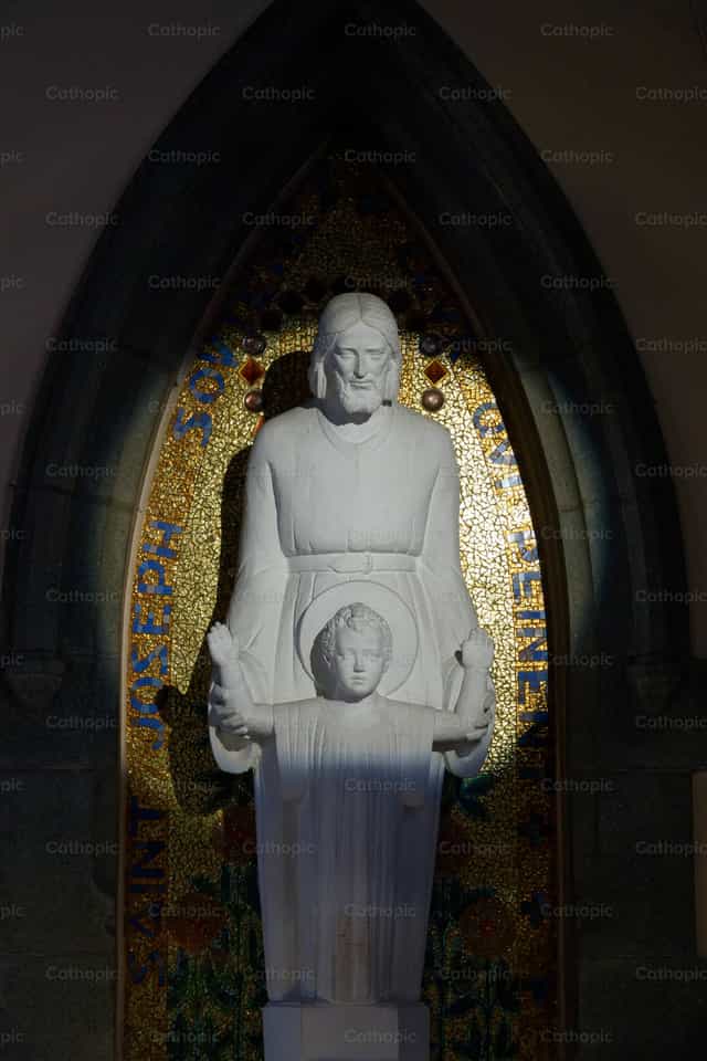 San Giuseppe che tiene il Bambino Gesù tra le braccia - Immagini stock cattoliche - Foto di Joan Sutter