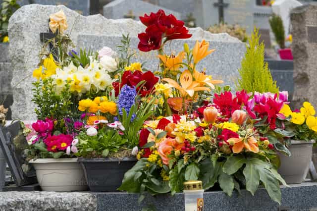 Tumba en flor en un cementerio - Banco de imágenes católicas - Fotografía por Joan Sutter