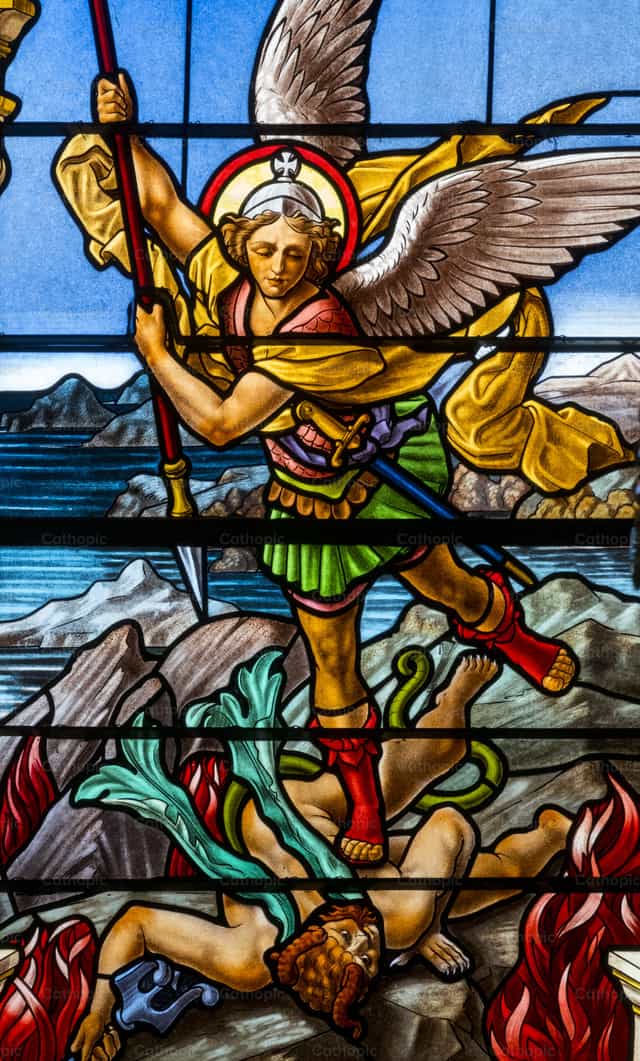 San Miguel Arcángel matando a un demonio - Banco de imágenes católicas - Fotografía por Joan Sutter