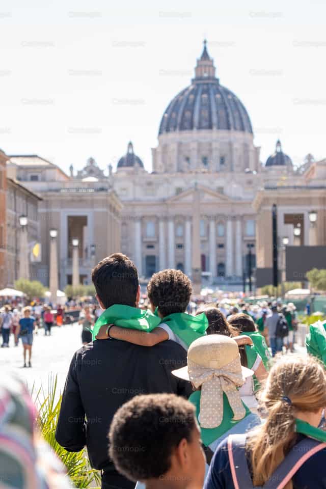 Sacerdote y niño en el jubileo de las familias - Banco de imágenes católicas - Fotografía por Iván W. Jaques